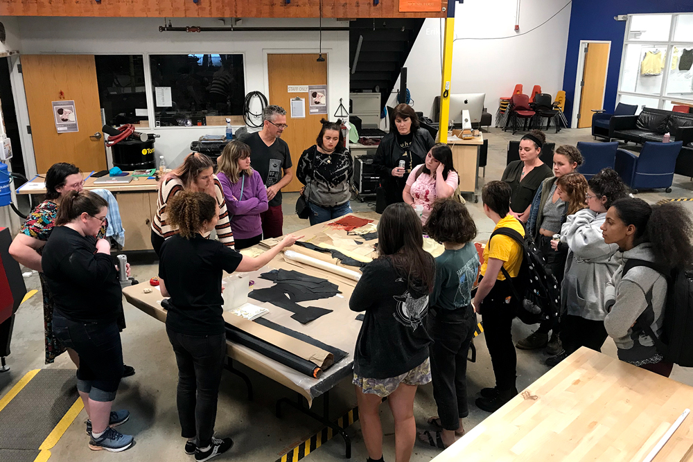 Erika Diamond speaking to group of students about her materials and process